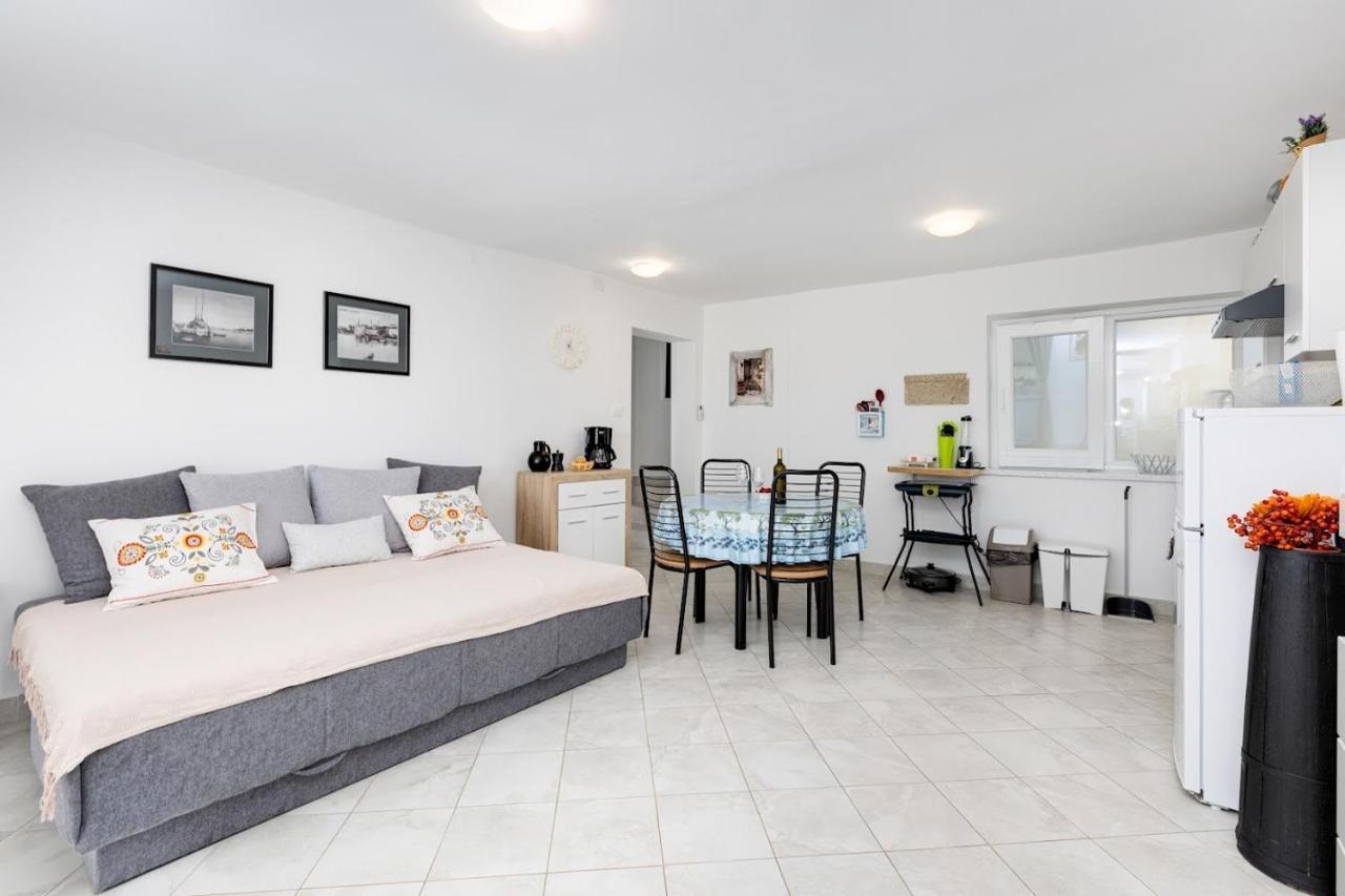 Apartment Oleander Malinska Bagian luar foto